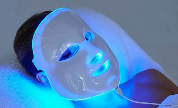 LED-fototerapibehandling för att bekämpa åldersrelaterade förändringar i ansiktshuden