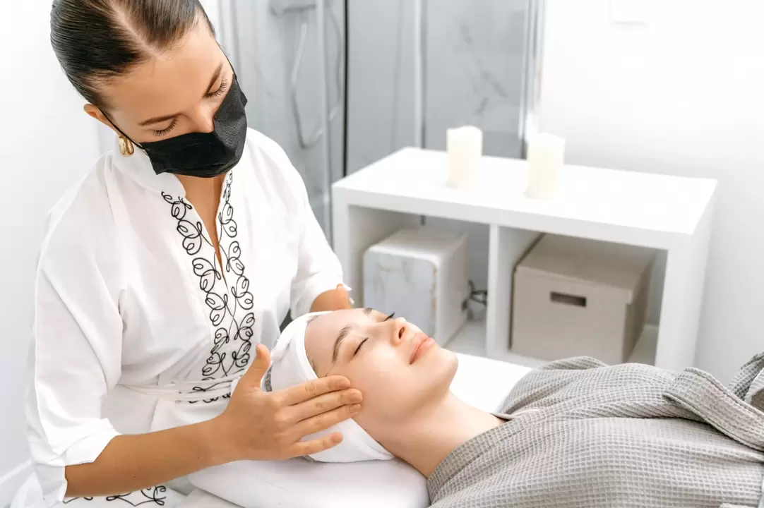 Professionell massage främjar ansiktshudföryngring utan injektioner