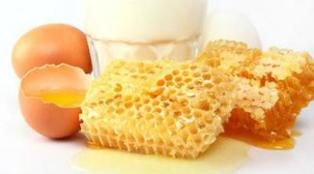 ägg - honungsmask för föryngring av ansiktshuden