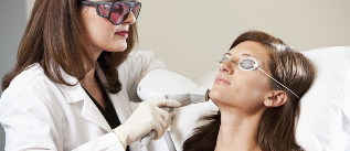 Kosmetolog och har laser föryngring förfarande