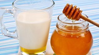 Kefir med honung för en föryngrande handhudbehandling
